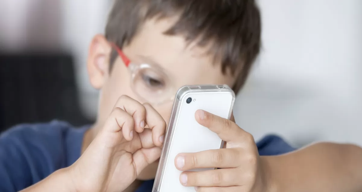 Может ли смартфон. Подросток с телефоном. Влияние гаджетов на детей. Современные дети и гаджеты. Гаджеты и зрение.